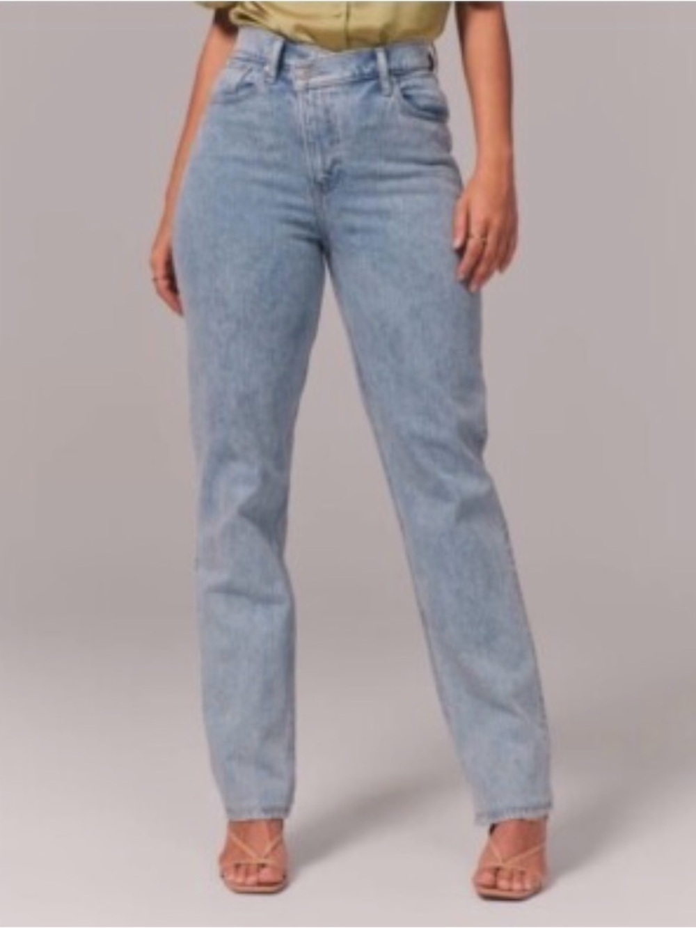 Abercrombie & Fitch The 90s Straight Leg Ultra High Rise Light Wash Jeans 12/31R